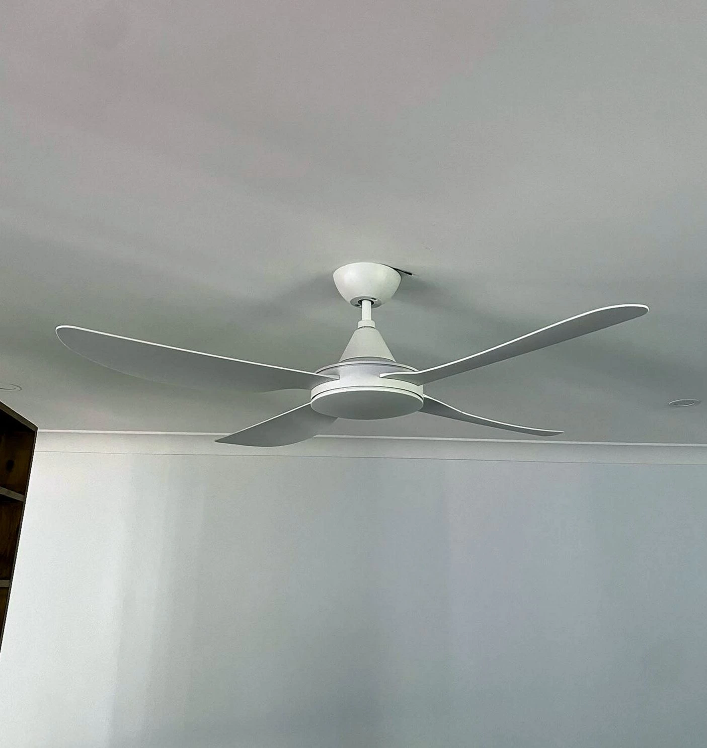 Outdoor landscape lighting installation in a Chicago neighborhood